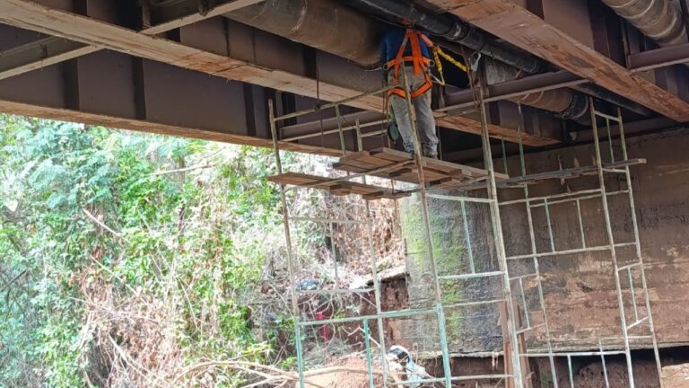Ituiutaba está sem água após rompimento de adutora, que passa por reparos em ituiutaba