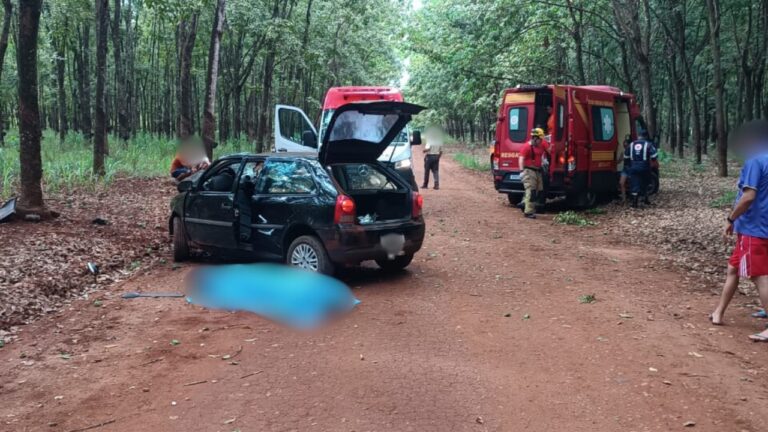 Acidente em Iturama deixa cinco vítimas após carro bater em árvore
