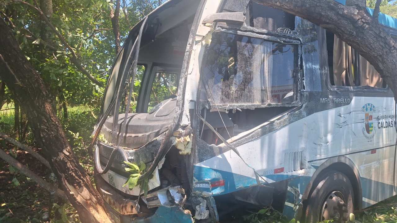 Ônibus de pacientes de Caldas Novas se envolve em acidente na BR-153