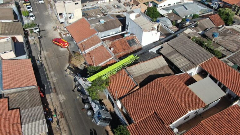 Caminhão guindaste