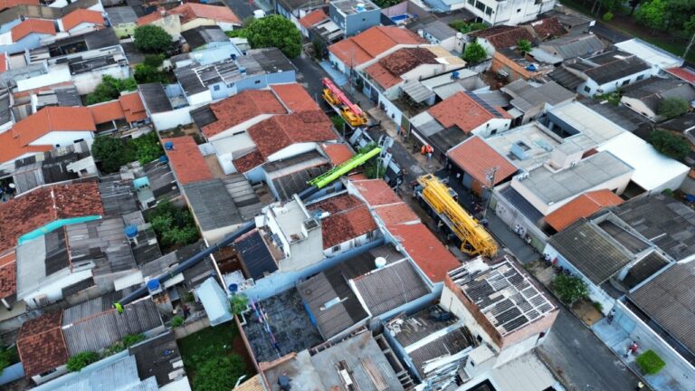 Equipes iniciam a retirada do guindaste no bairro Laranjeiras