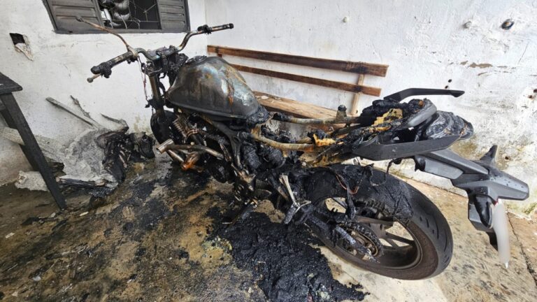 Moto nova pega fogo sozinha em garagem no bairro Canaã