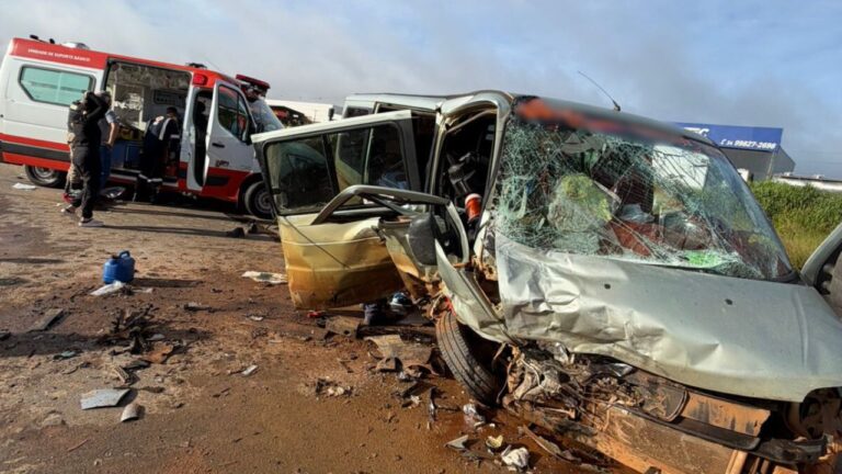 Acidente entre van e carro na BR-354, em Rio Paranaíba