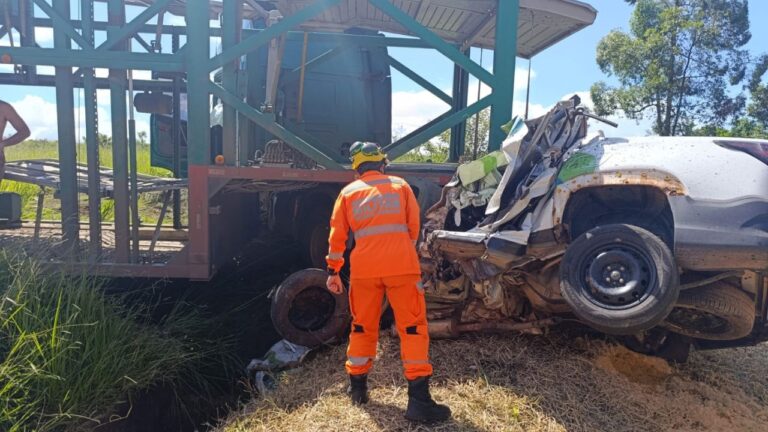 Jovem morre em batida entre carreta-cegonha e picape na BR-262, em Araxá