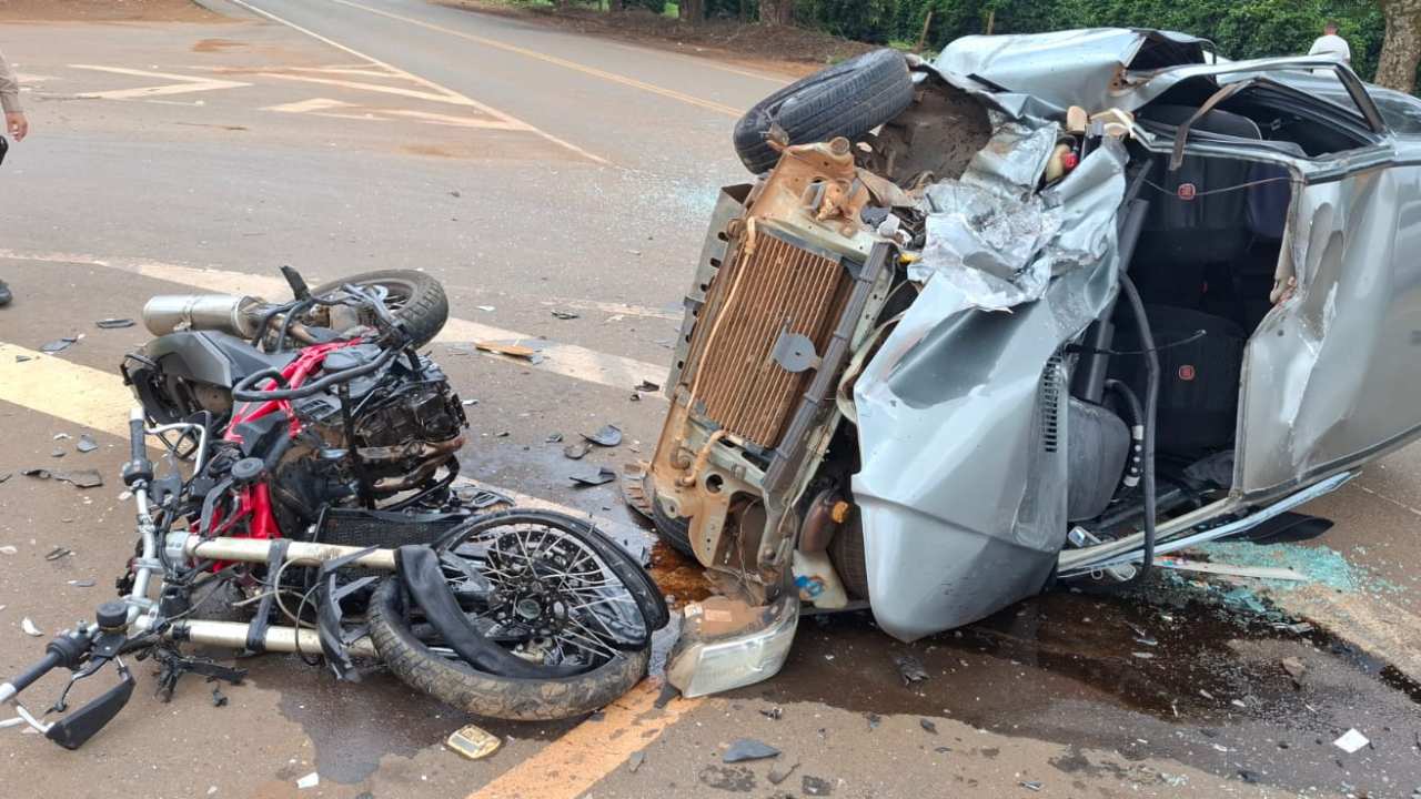 acidente com carro em Patos de Minas