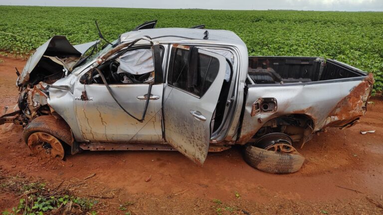 Mulher morre após capotar caminhonete na MG-060, em São Gonçalo do Abaeté