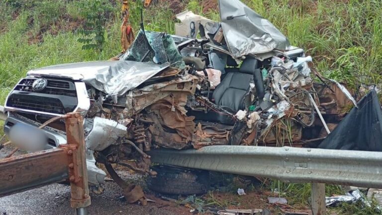 carro do motorista que morreu ao ser atingido por carreta carregada com feijão na BR-251