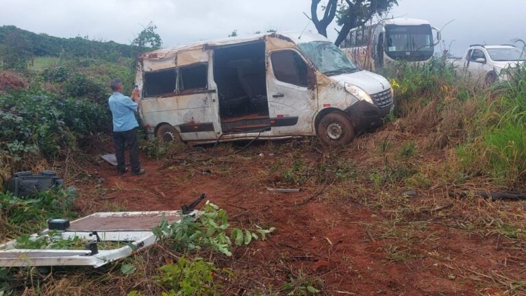 Trabalhador foi arremessado de van, que tombou na pista molhada ao tentar fazer curva