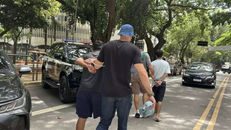 Policiais fantasiados