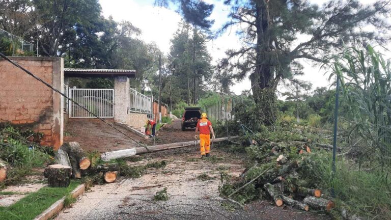 Forte chuva em Araxá, ação dos bombeiros