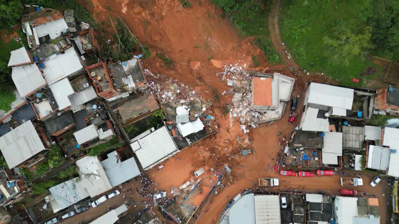 Sobe para 47 o número de mortos na Zona da Mata após deslizamentos. Governo nega corte de verbas para enfrentar impactos das chuvas