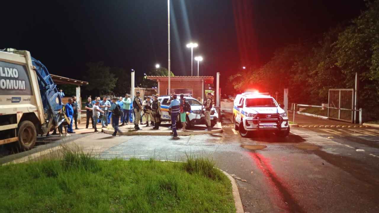 Coleta de lixo em Uberlândia paralisação Coleta de lixo em Uberlândia paralisação