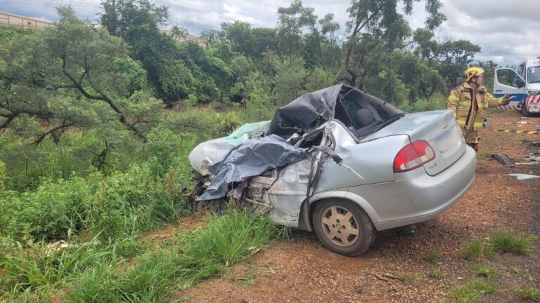 carro destruído após acidente na mgc-452