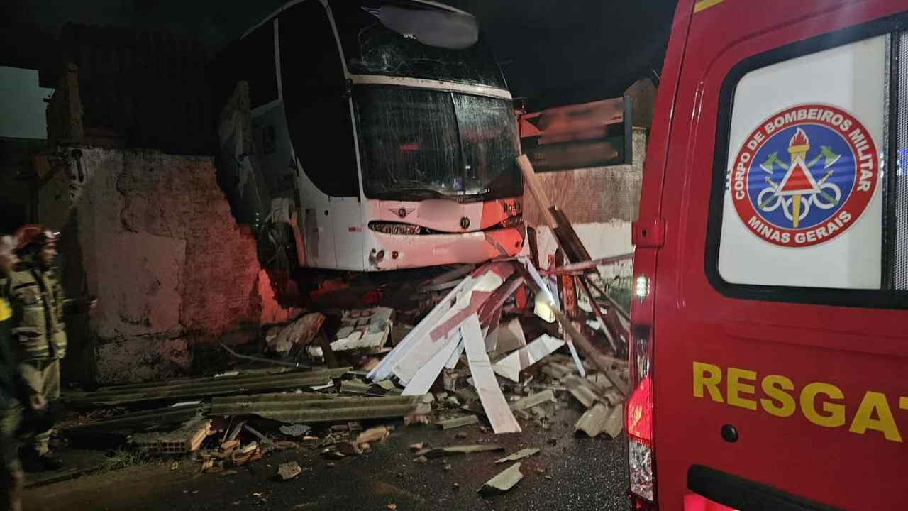 Ônibus invade escritório