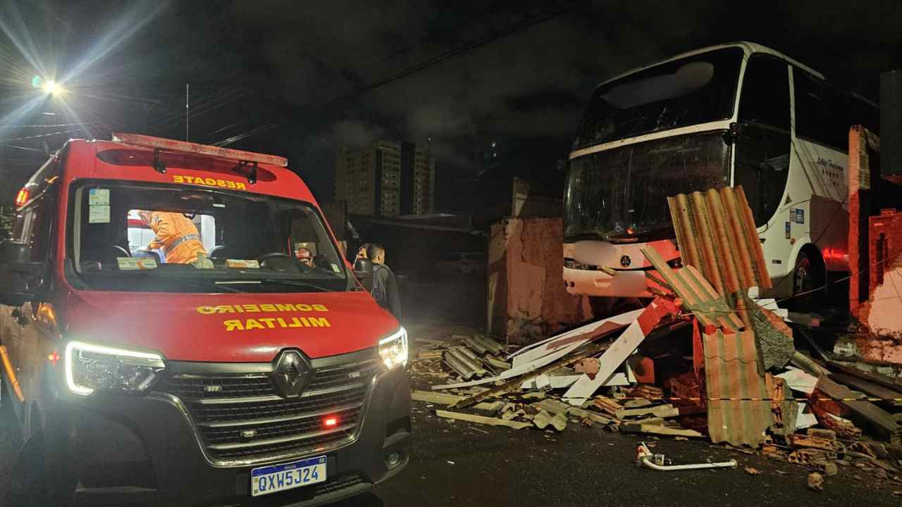 Ônibus invade escritório