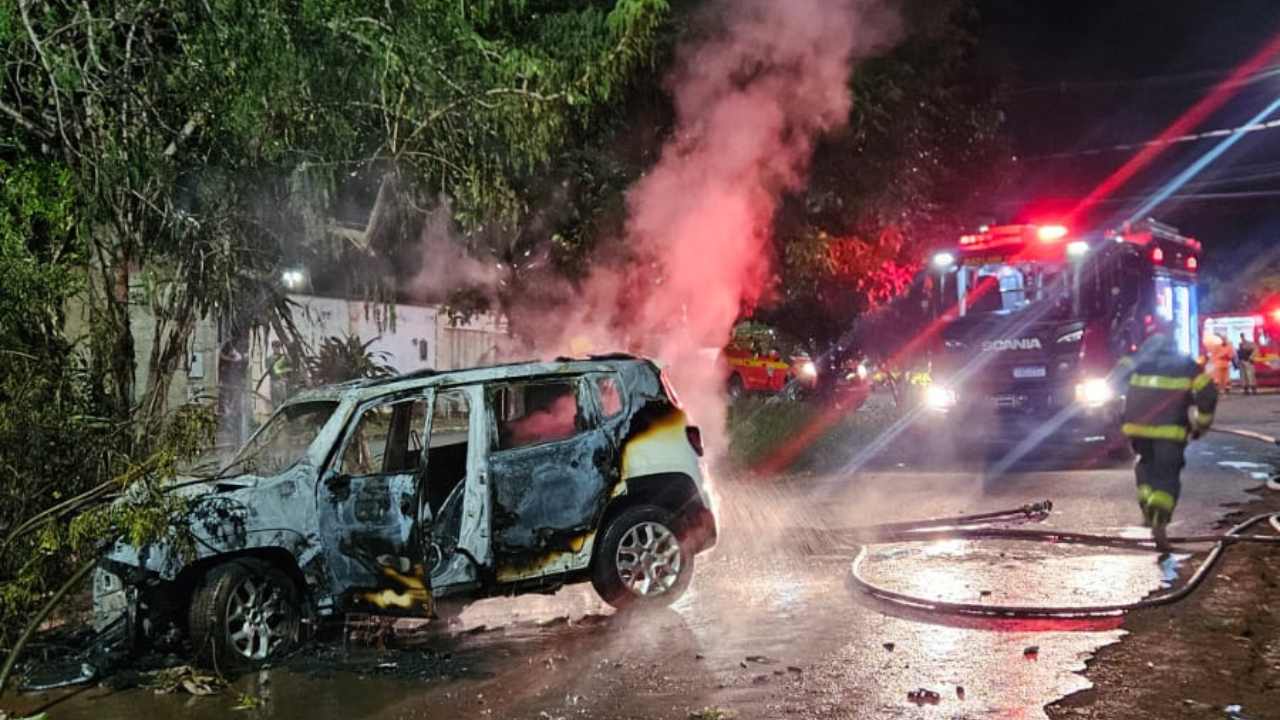 Troca de tiros termina em Incêndio em Uberaba num veículo Troca de tiros termina em Incêndio em Uberaba num veículo