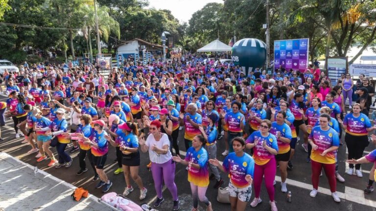Mais de 4 mil mulheres participaram da 5ª Caminhada do Batom no Parque do Sabiá, em Uberlândia, em celebração ao Dia Internacional da Mulher