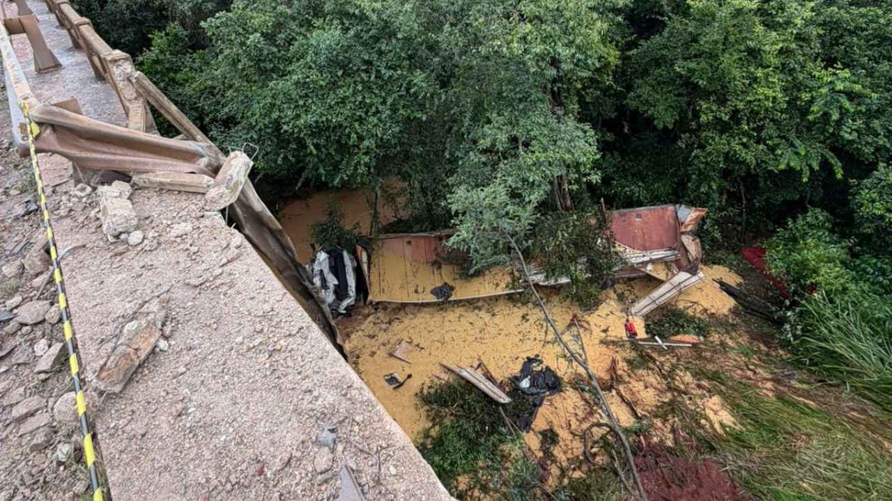 caminhão tomba em ponte na br-365