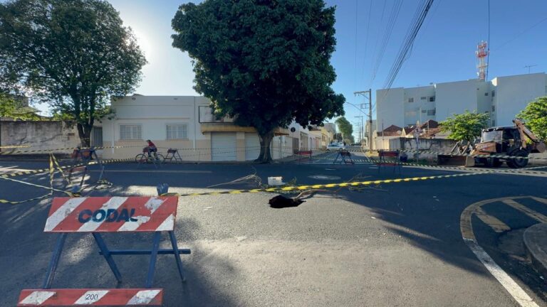 Cratera abre em cruzamento interditado em Uberaba após colapso de rede pluvial antiga no bairro Fabrício
