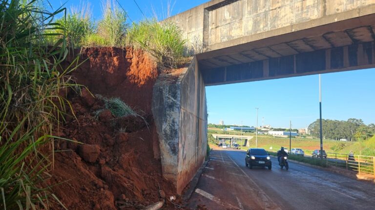 Deslizamento de terra na Avenida Anselmo Alves dos Santos interditou a via após chuva, mas pista já foi limpa e liberada ao trânsito em Uberlândia