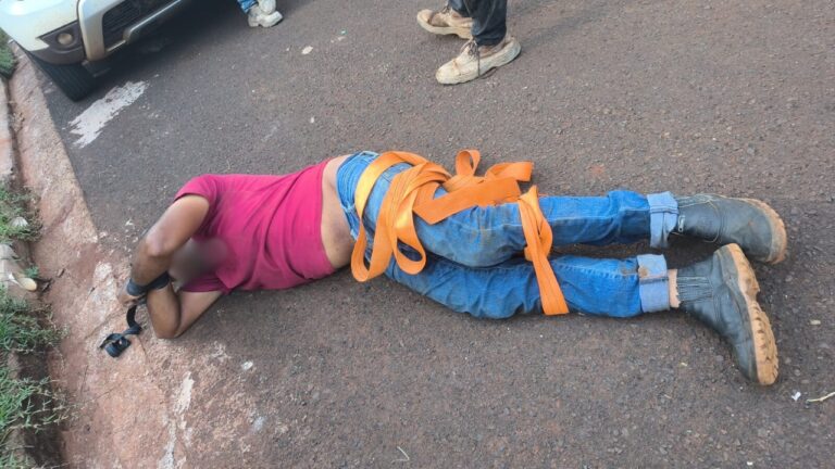 Homem tenta furtar obra e é contido por moradores antes da chegada da polícia