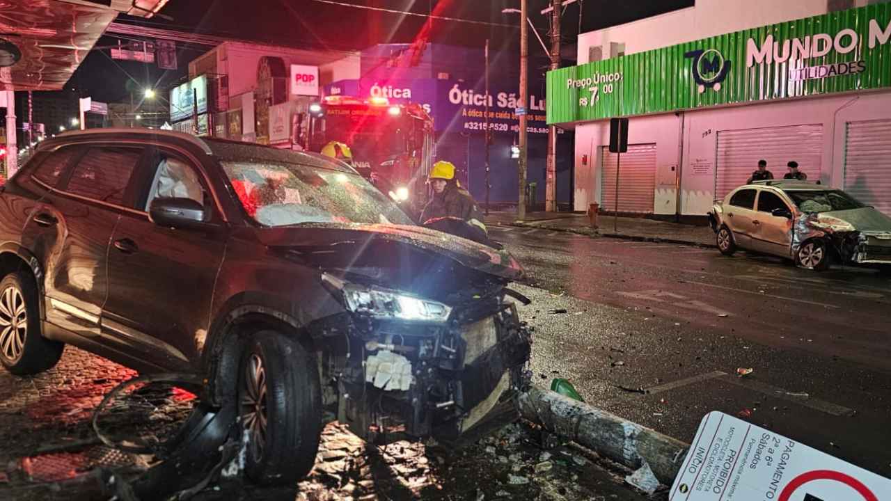 Acidente entre carros derruba poste Acidente entre carros derruba poste