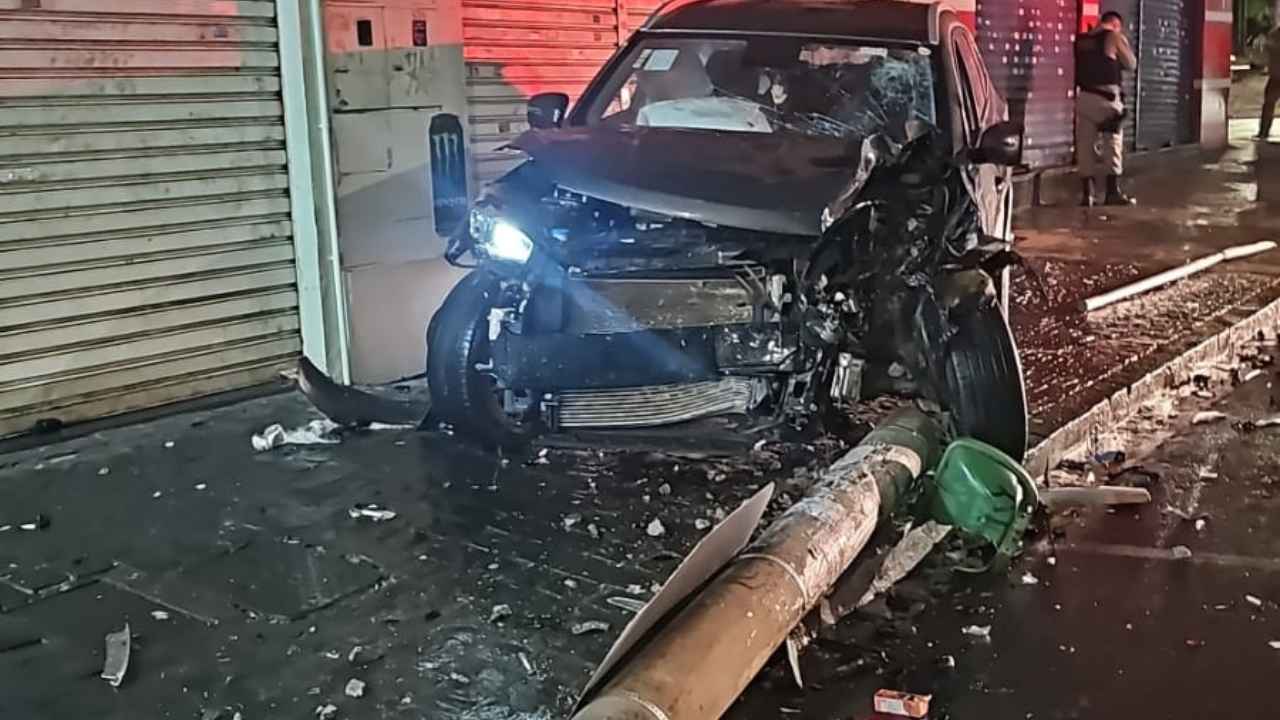 Acidente entre carros derruba poste Acidente entre carros derruba poste