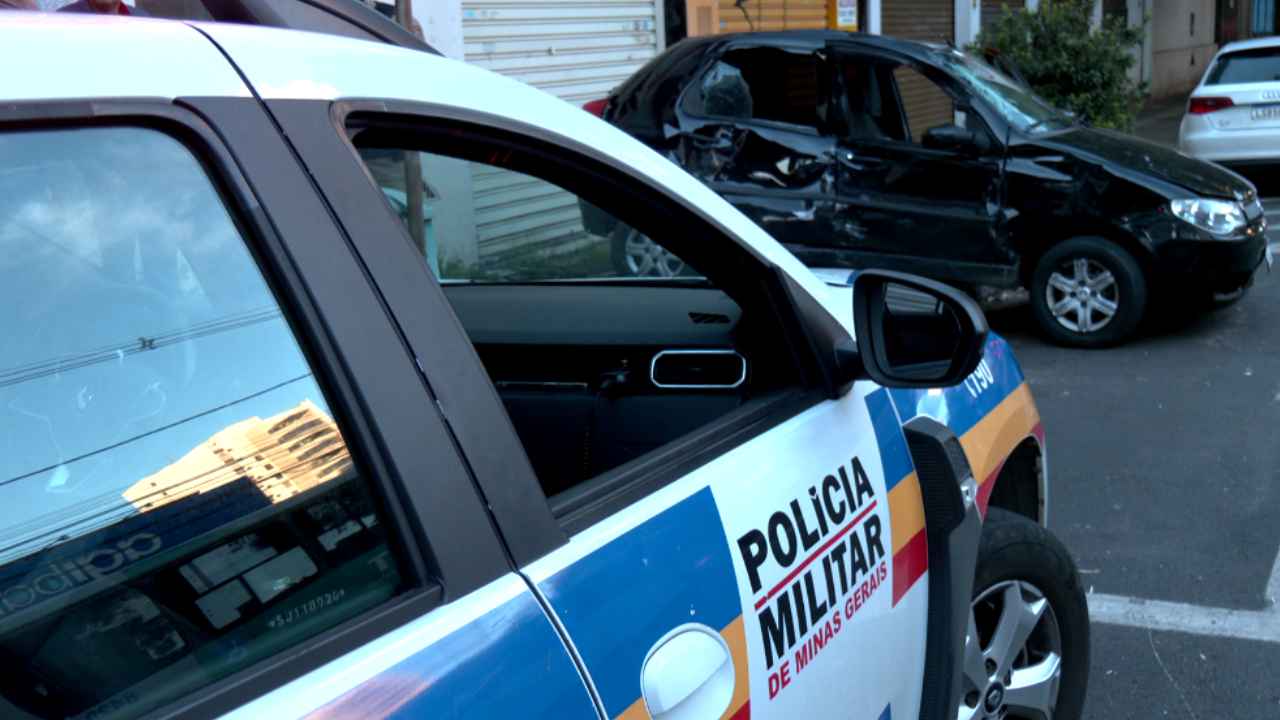 Acidente entre ônibus e carro Acidente entre ônibus e carro