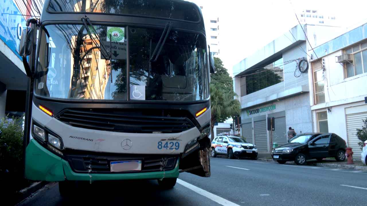 Acidente entre ônibus e carro Acidente entre ônibus e carro