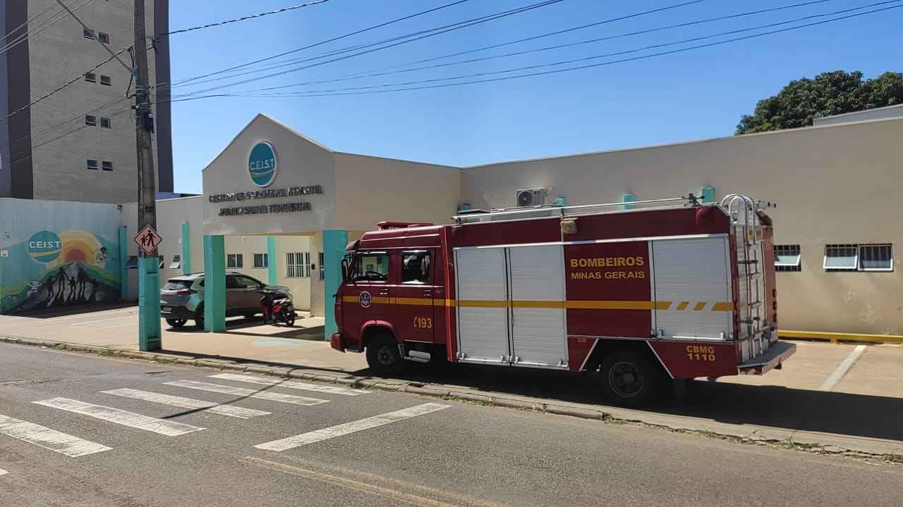 Gambá é capturado em escola Gambá é capturado em escola