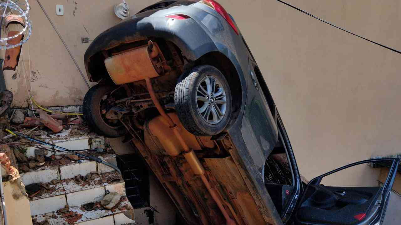 Carro invade casa