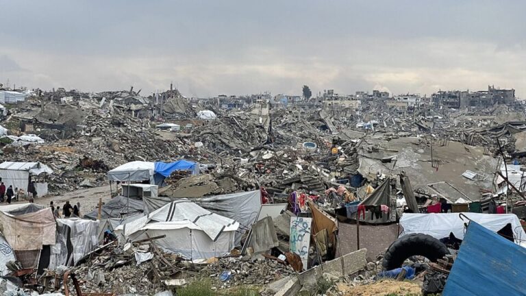 Faixa de Gaza destruída após ataques de Israel