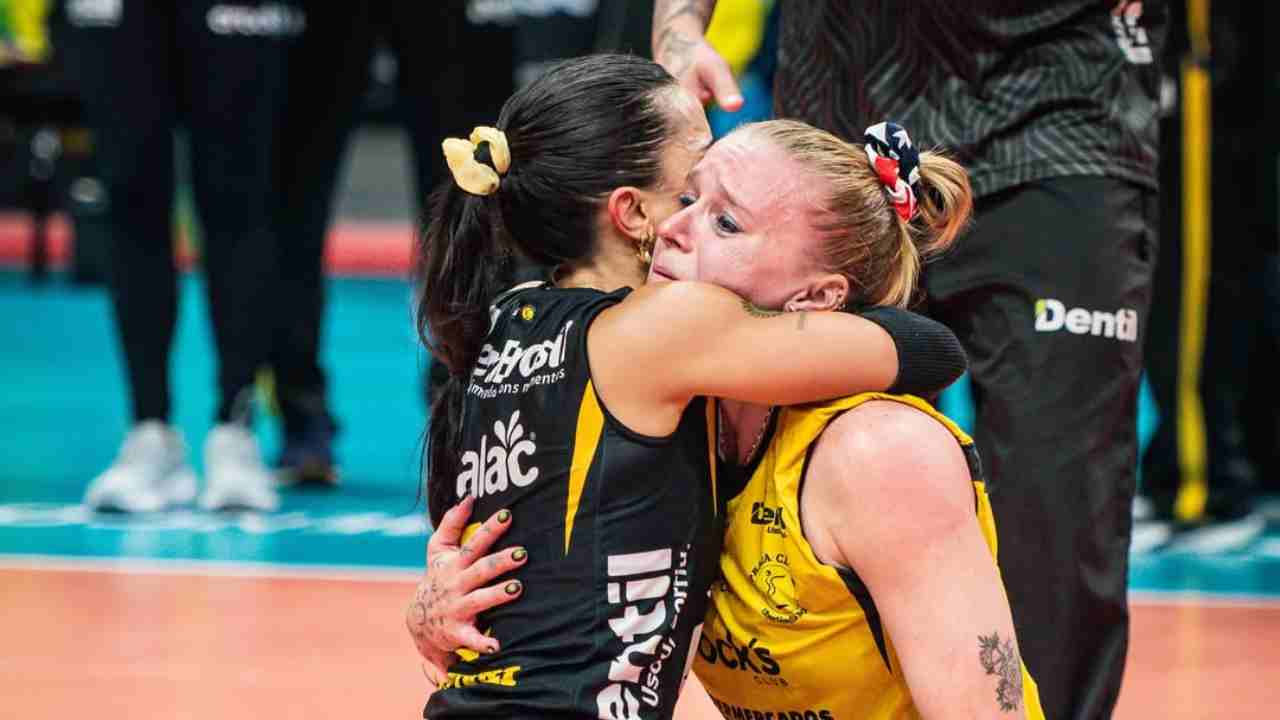 Natinha e Payton Caffrey, jogadoras do Praia Clube
