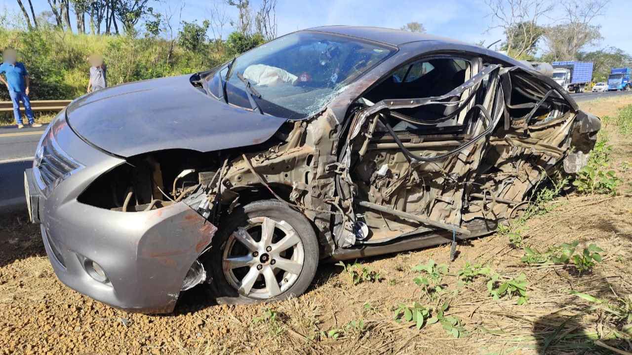 Carreta com 30 toneladas de óleo pega fogo Carreta com 30 toneladas de óleo pega fogo