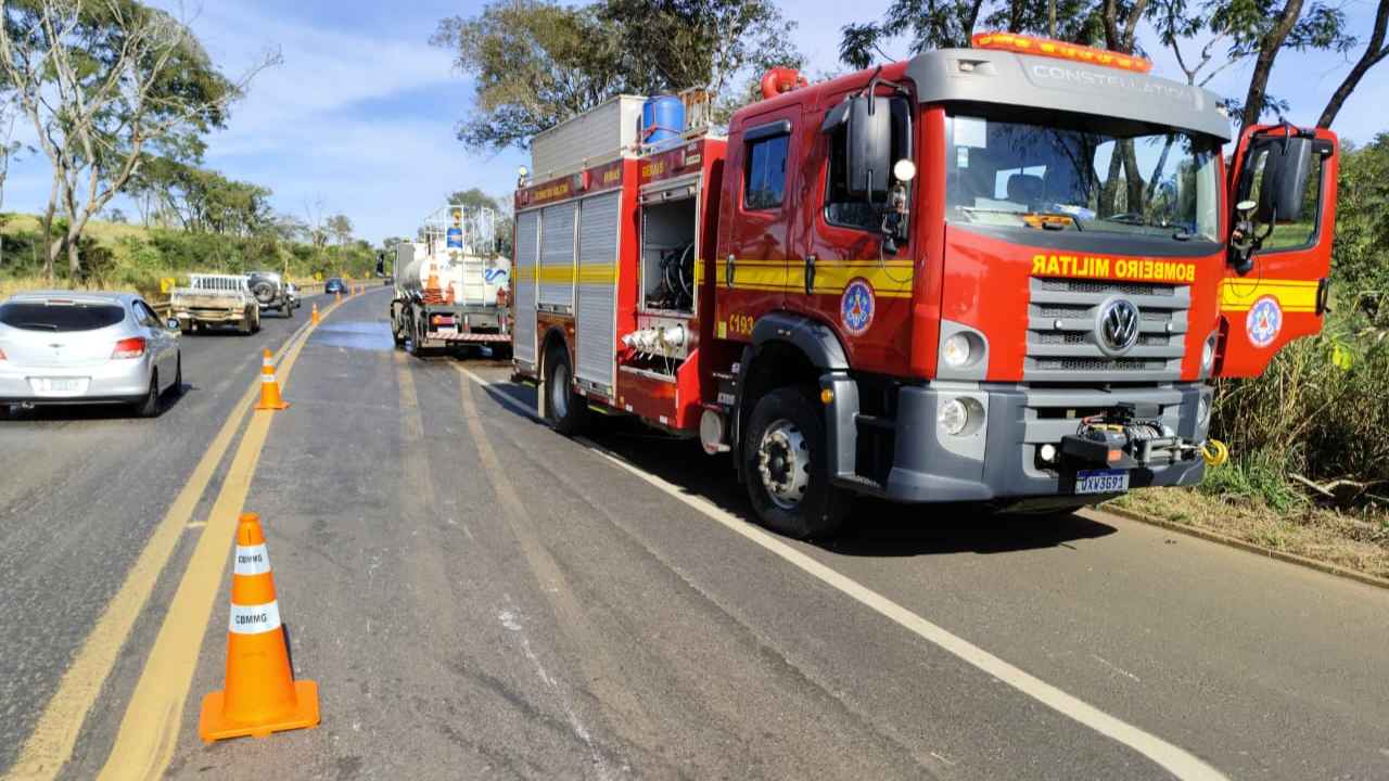Carreta com 30 toneladas de óleo pega fogo Carreta com 30 toneladas de óleo pega fogo