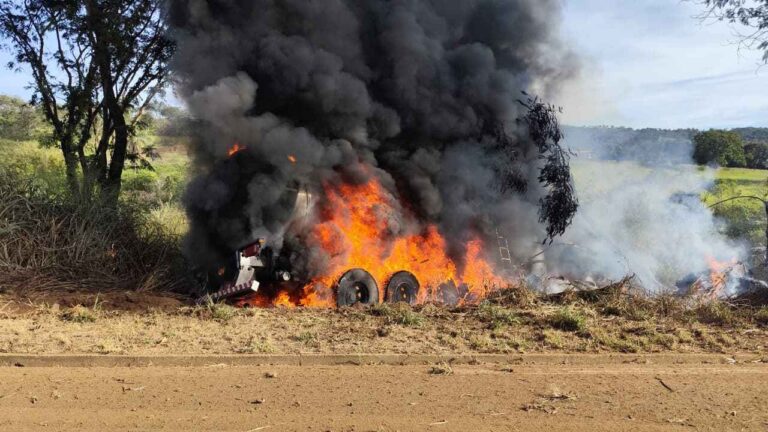 Carreta com 30 toneladas de óleo pega fogo
