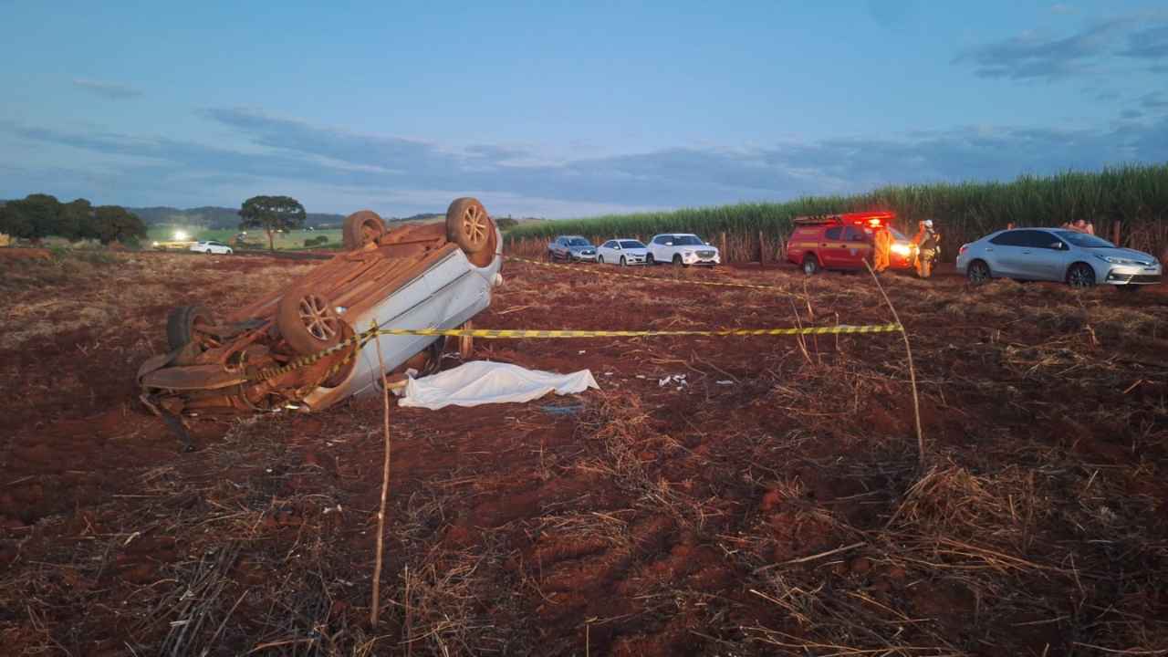 Mulher morre em capotamento Mulher morre em capotamento