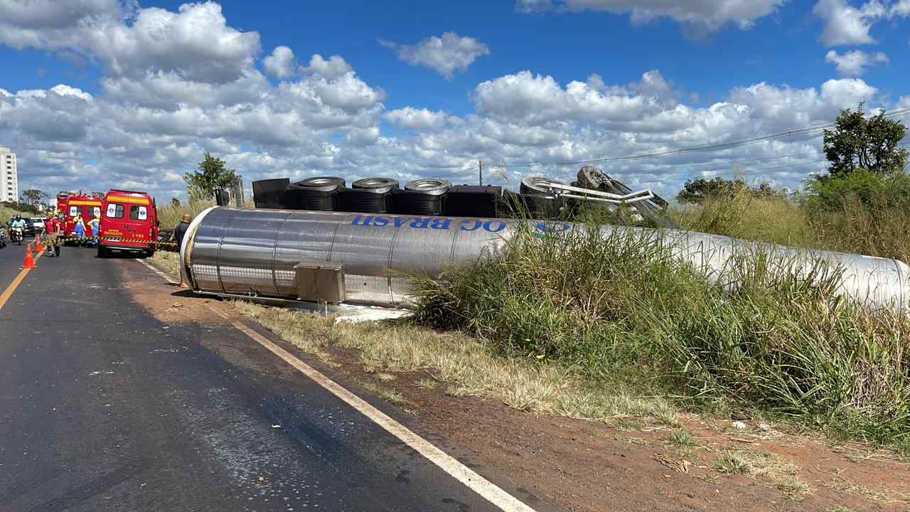 acidente na mgc-497; caminhão tombado