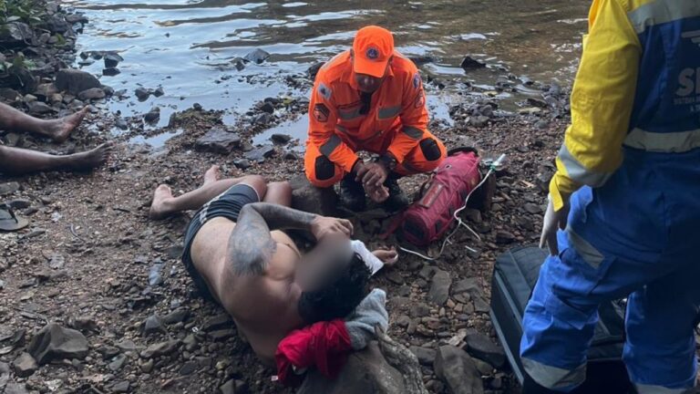 pessoa sendo salva em cachoeira de Uberlândia