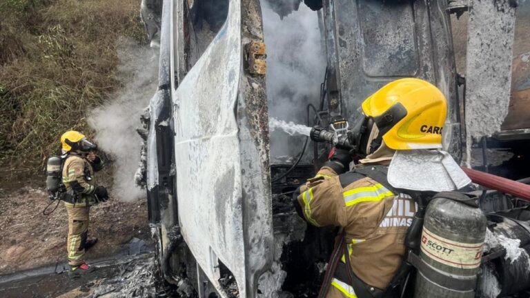 Carreta pega fogo e congestiona tráfego na BR-050; sentido Uberlândia-Araguari - Crédito: Reprodução/redes sociais