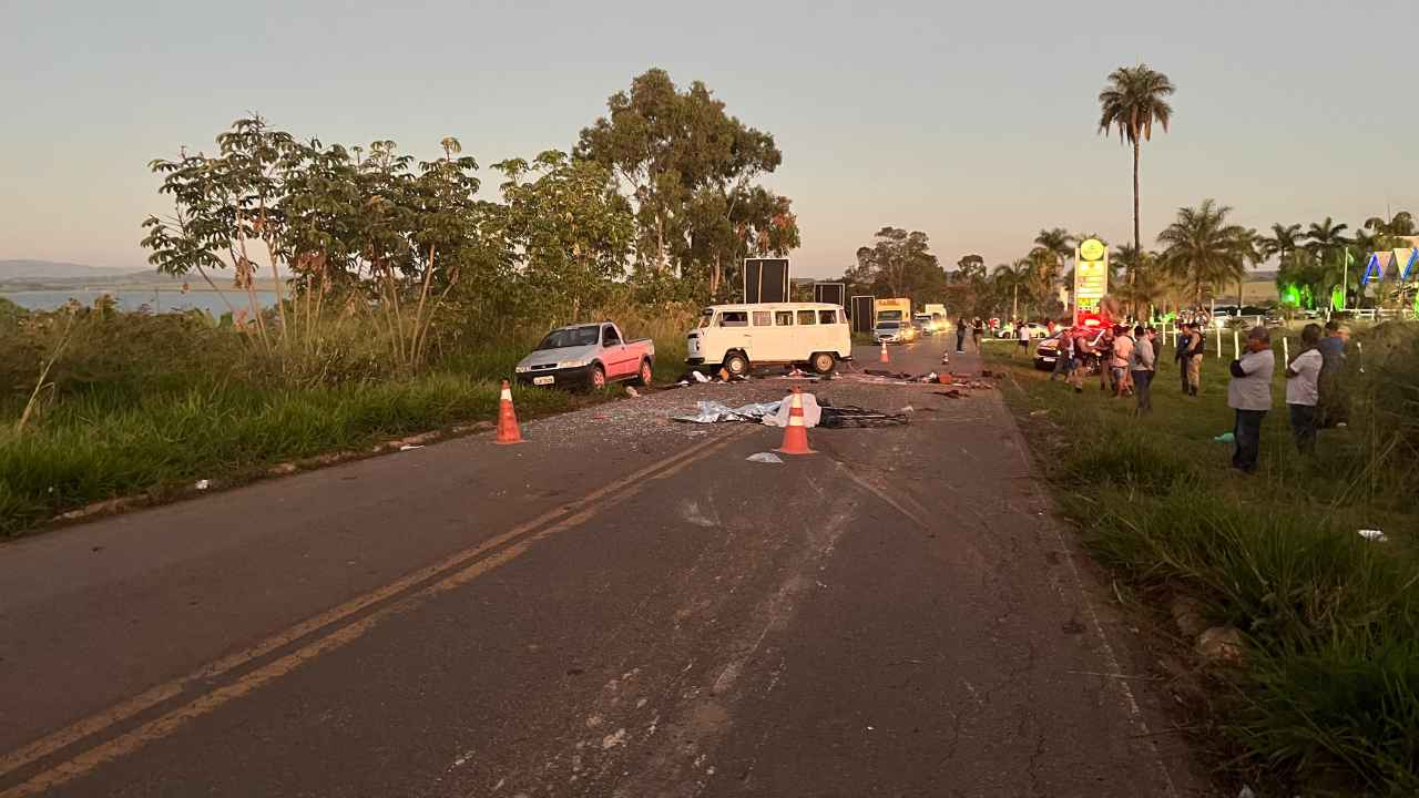 Mulher morre após kombi capotar em Delfinopolis Mulher morre após kombi capotar em Delfinopolis