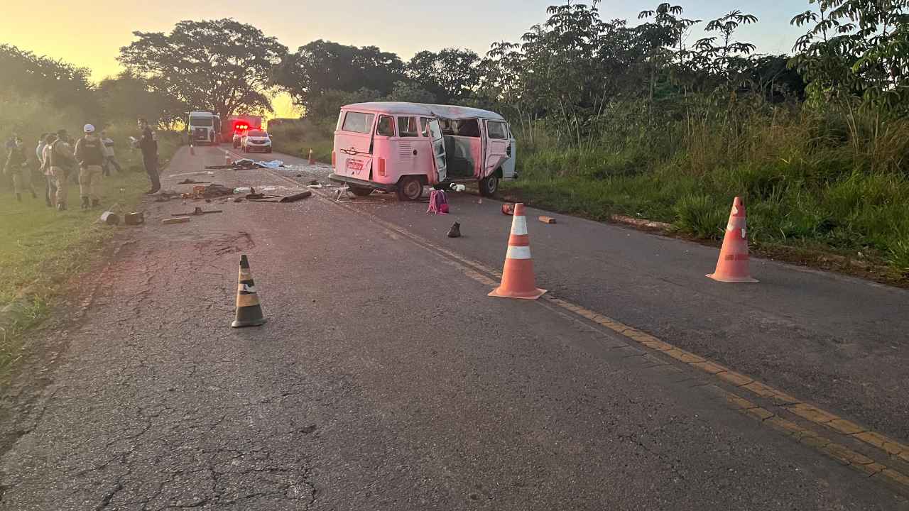 Mulher morre após kombi capotar em Delfinopolis Mulher morre após kombi capotar em Delfinopolis