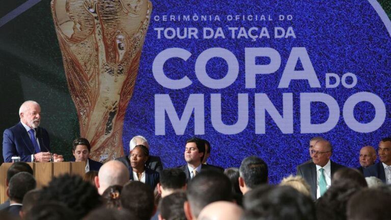 O presidente Luiz Inácio Lula da Silva sancionou a lei da Copa do Mundo Feminina de 2027 no Brasil.