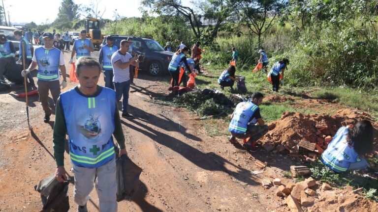 ação para retirada de lixo em córrego de Uberlândia