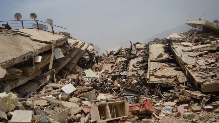 Destruição causada pelos terremotos na Venezuela, onde bombeiros de Minas Gerais atuam