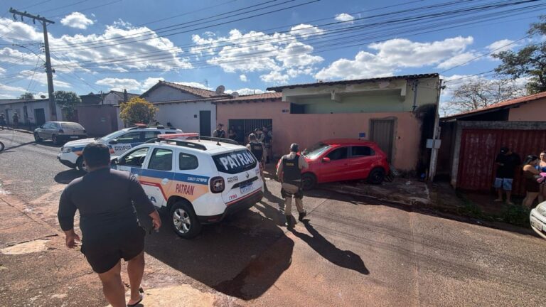 carro usado na fuga de assantantes de carros em Uberlândia, antes de tiroteio