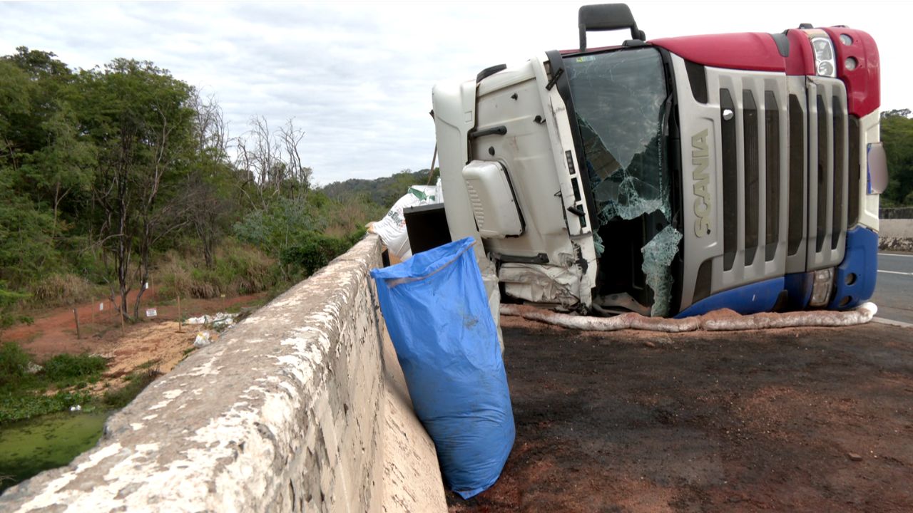 Carreta tombada Carreta tombada