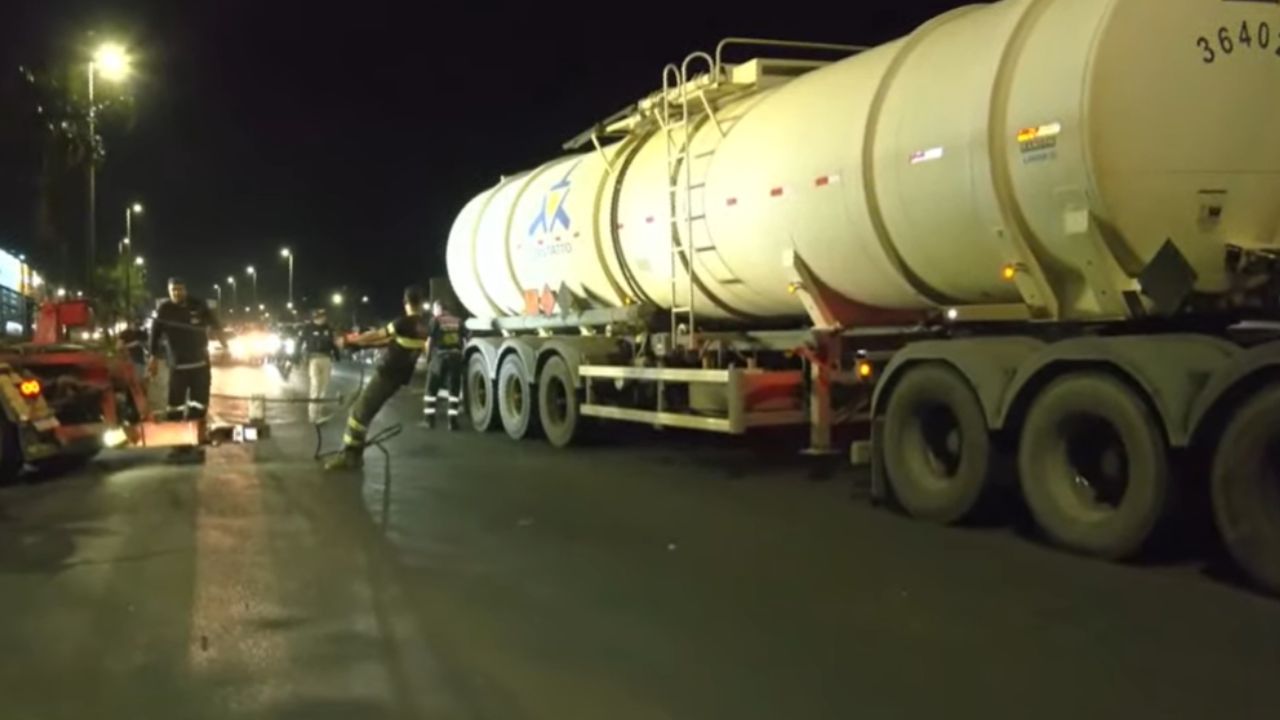carreta paralisa trânsito BR-050 carreta paralisa trânsito BR-050