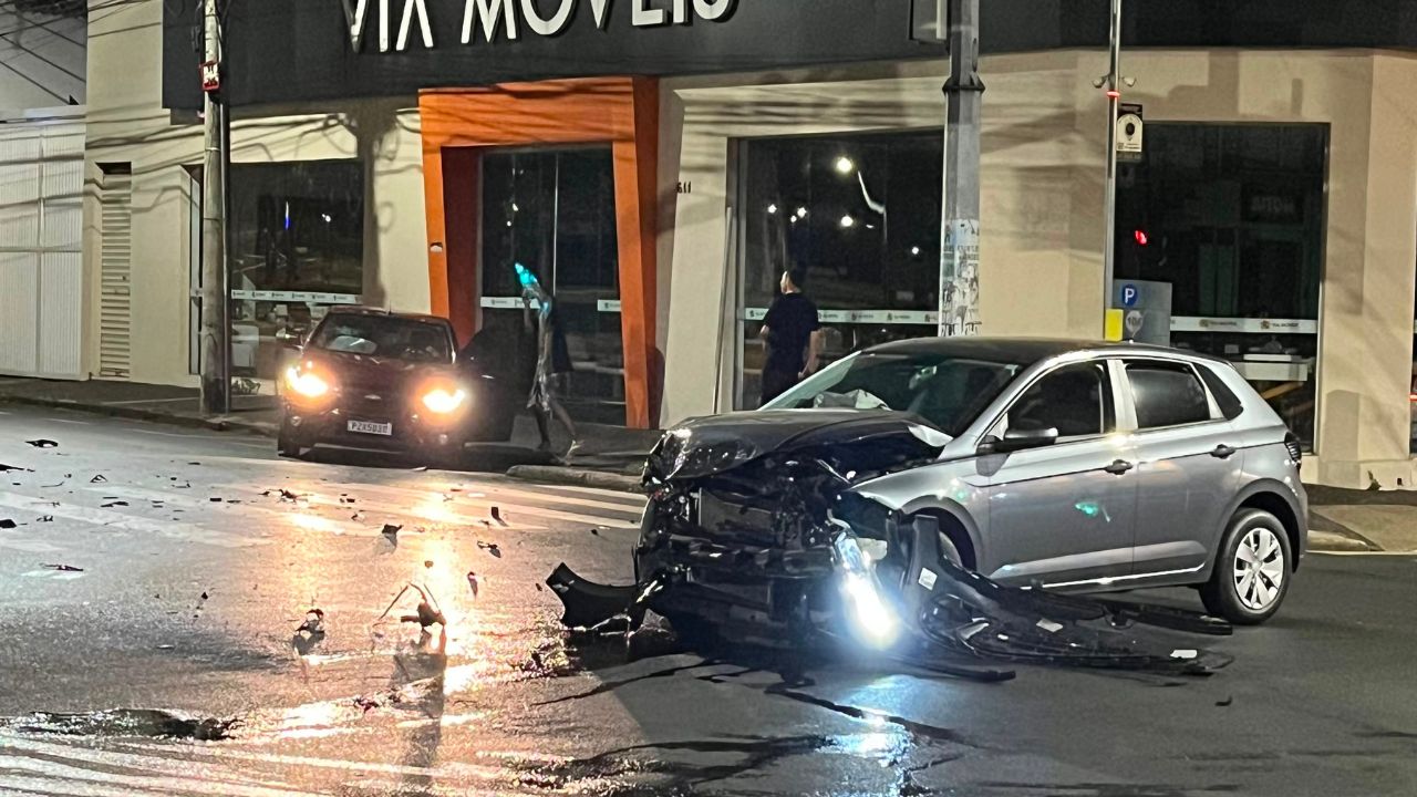 batida no martins deixou um carro denificado
