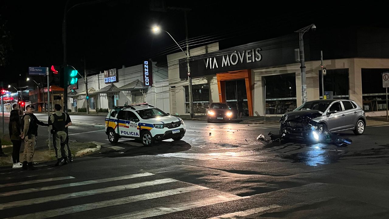 batida no martins deixou um carro denificado